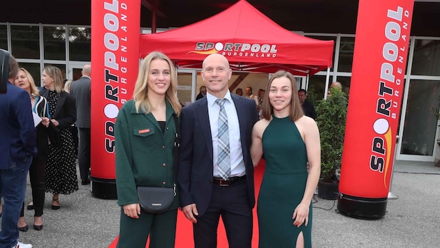 Sportlerin des Jahres: Anna Fuhrmann (re.) mit Schwester Lisa und Papa Ferdinand. (Bild: Reinhard Judt)