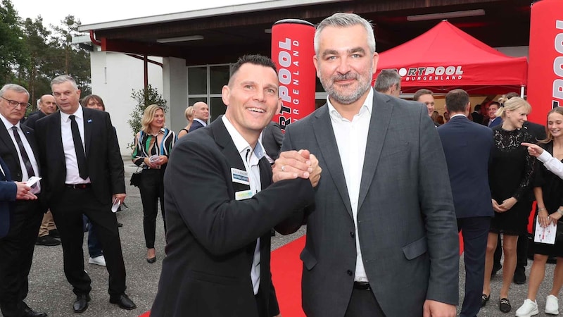 Trainer des Jahres 2023: Mario Schindler mit Sportlandesrat Heinrich Dorner. (Bild: Reinhard Judt)