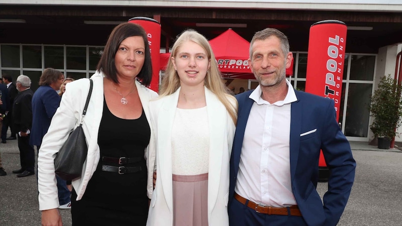 Aufsteigerin Elina Fuchs mit ihren Eltern beim Sporthotel Kurz. (Bild: Reinhard Judt)