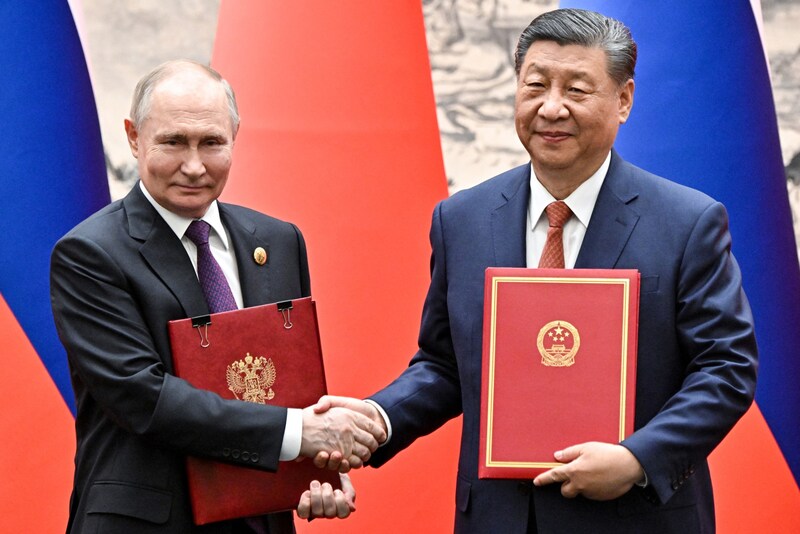 Putin ve Xi gelecekte de birlikte yakın çalışmaya devam etmek istiyor. (Bild: AFP/Sergei BOBYLYOV)