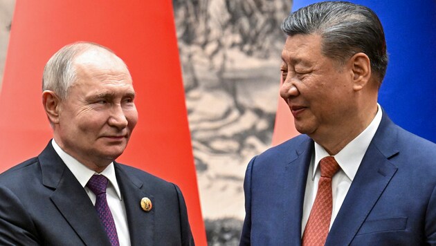 Úgy tűnik, a dolgok jól alakulnak Putyin és Hszi között. (Bild: AP ( via APA) Austria Presse Agentur)
