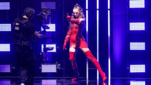 In hautengen Latex-Looks mussten die Models Heidi überzeugen.