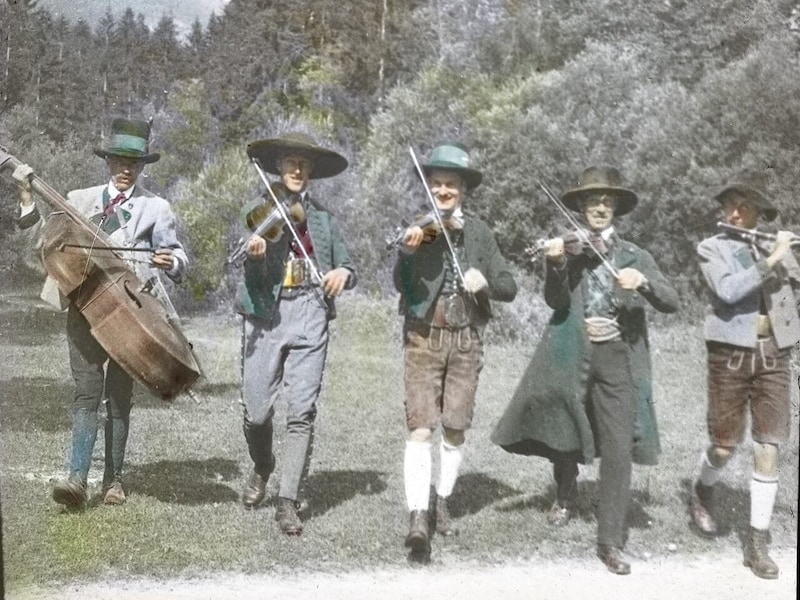 Einst: Volksmusik mit Geigen nach 1936 (Bild: Kammerhofermuseum Bad Aussee)