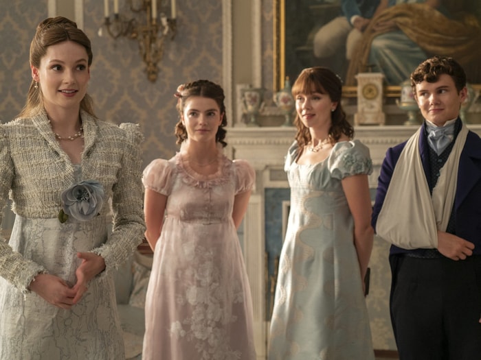 Francesca Bridgerton (Hanna Dodd) mit ihren Geschwistern Hyacinth Bridgerton (Florence Hunt), ...