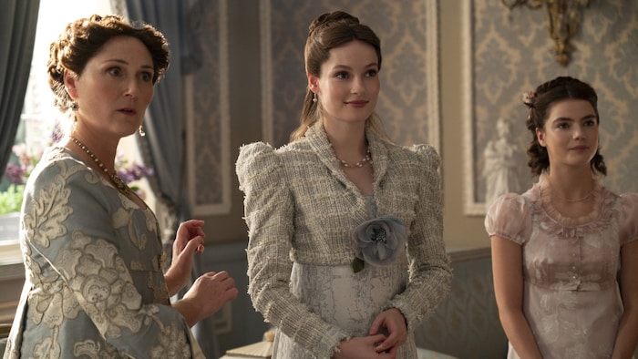 The love story of Francesca Bridgerton (Hannah Dodd) is also featured.