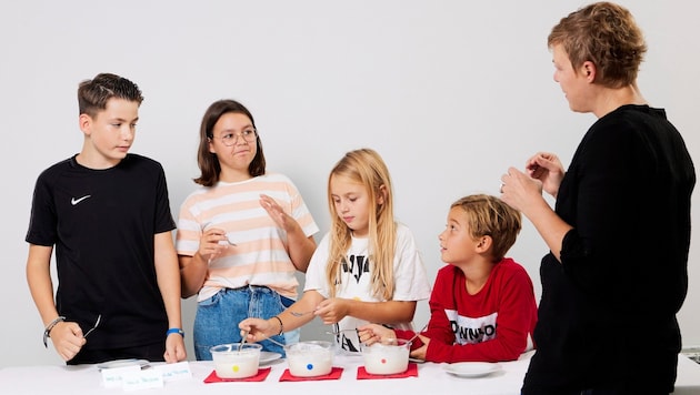 Monika Heis (rechts) führt mit Begeisterung Schulklassen durch das Sensorik-Labor. (Bild: Thomas Topf)