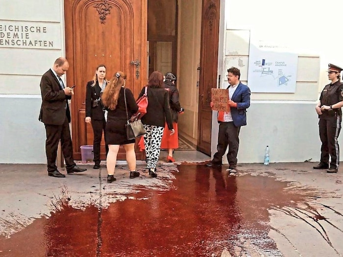 Schrecksekunde in der Wiener Innenstadt: Vergangene Woche kam es zu einem Farbanschlag auf Verfassungsministerin Karoline Edtstadler (ÖVP). 