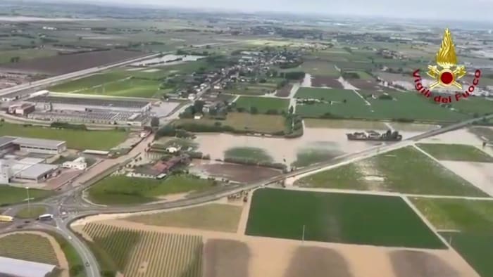 Die italienische Feuerwehr zeigt auf ihren Profilen in sozialen Medien das Ausmaß des Unwetters.
