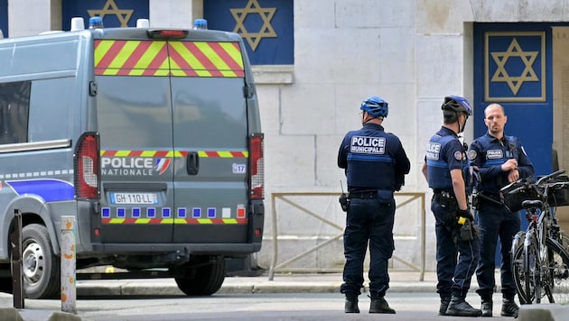 Police forces in front of the entrance to the synagogue in Rouen that was the target of an arson attack. (Bild: AFP/Lou Benoist)