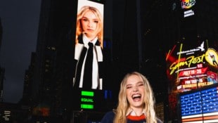 Esther Graf ist am New Yorker Time Square zu sehen. 