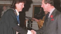 Paul McCartney erhält auf dem Foto von 1996 vom damaligen Prinzen von Wales die Ehrenmitgliedschaft des Royal College of Music. (Bild: Photo Press Service)