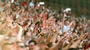 Die Gruppe von 20 Fußballrowdys ging auf drei Männer los.