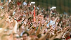 Die Gruppe von 20 Fußballrowdys ging auf drei Männer los.