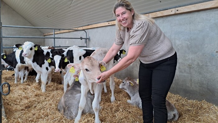 Sandra Fradler bei den gut einen Monat alten Kälbern am Bauernhof in Möderndorf bei Maria Saal. ...