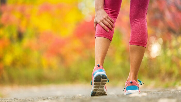 Vor dem Laufen aufwärmen, nachher dehnen, um Muskelproblemen vorzubeugen.