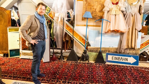 Theaterregisseur Zeno Stanek zeigt seinen reichhaltigen Fundus an Kostümen. Diese dürfen auch ...
