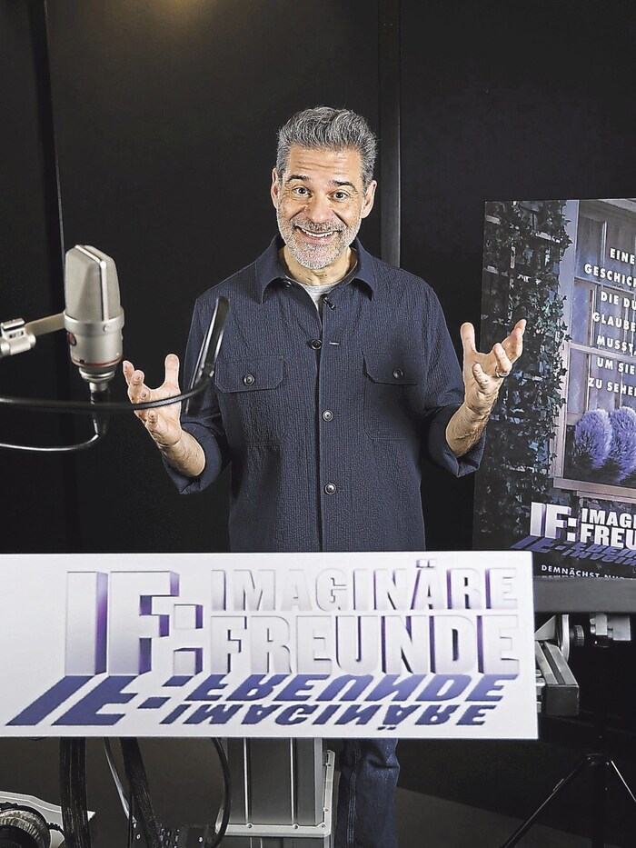 Der „Bullyparade“-Star Rick Kavanian schlüpft in die Rolle von „Blue“.