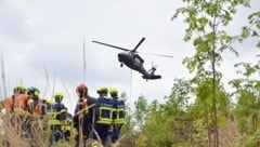 Ein riesiges Waldbrandszenario wurde vom Flugdienst des Landesfeuerwehrverbandes mit Polizei- und Bundesheer-Kräften geübt. (Bild: BFK WT / Stefan Mayer)