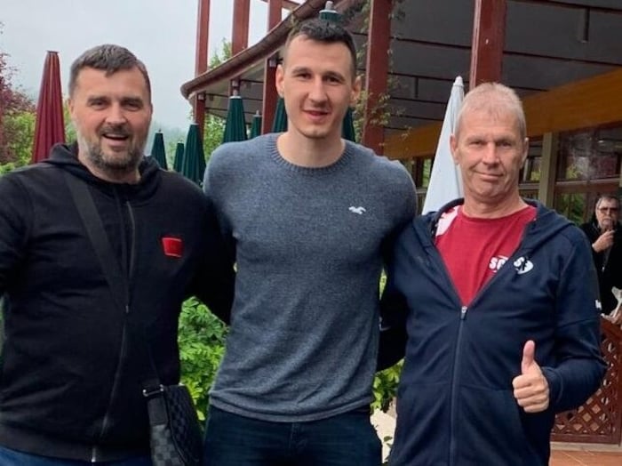 New signing Toni Perkusic with coach Robert Begus (left) and chairman Walter Perkounig (right).