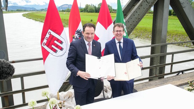 Bundesminister Norbert Totschnig und der Schweizer Bundesrat Albert Rösti bei der Unterzeichnung des Staatsvertrags. (Bild: Landtag Vorarlberg)