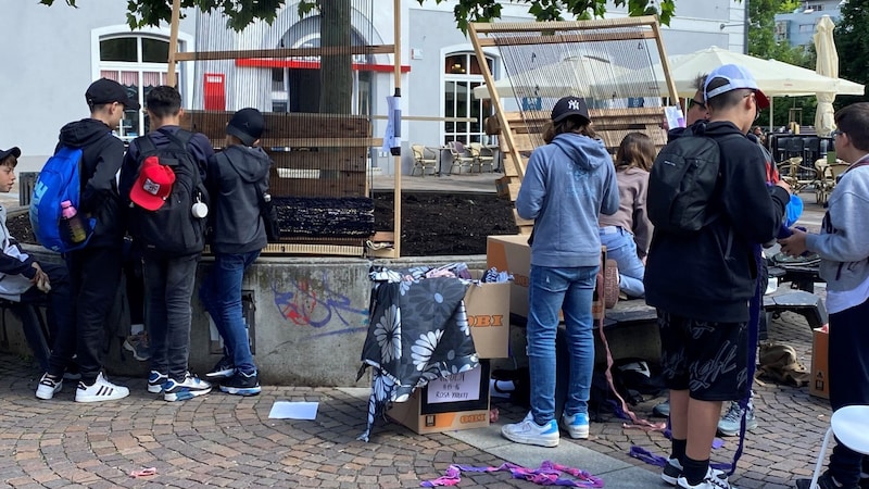 Am Mariahilferplatz wird in Kooperation mit Schulen eifrig gewebt (Bild: M. Reichart)