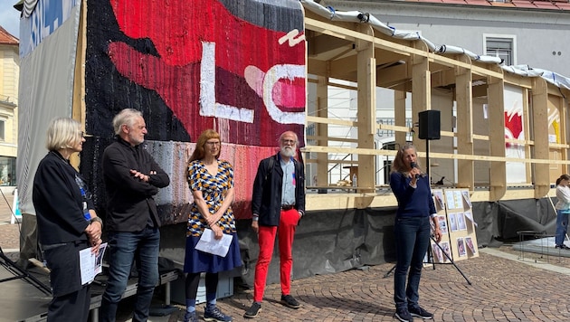 Brigitte Bidovec, Kulturstadtrat Günter Riegler, Lisa D., Wilfried Prantner und Elisabeth Fiedler (v. li.) (Bild: M. Reichart)