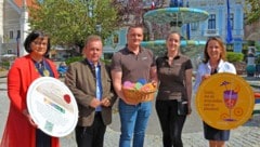 Bürgermeister Franz Mold, Vizebürgermeister Andrea Wiesmüller und Wirtschaftsstadträtin Anne Blauensteiner überreichten dem Wirtepaar des Stadtcafés Juwel Julia und Stefan Fidi-Weißenhofer beim Hundertwasserbrunnen im Zentrum von Zwettl die Mega-Bierdeckel. (Bild: Stadtgemeinde Zwettl)