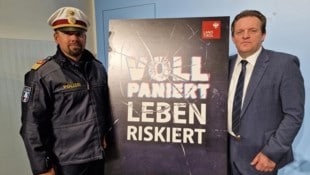 Leitgeb und Zumtobel (re.) mahnen mit Plakaten wie diesem, 120 werden nun in Tirol aufgestellt.