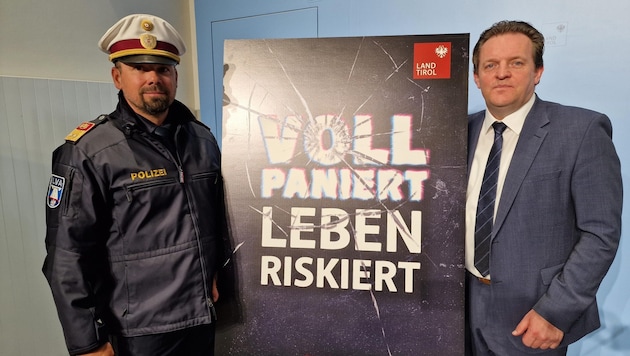 Leitgeb und Zumtobel (re.) mahnen mit Plakaten wie diesem, 120 werden nun in Tirol aufgestellt. (Bild: Moser Andreas)