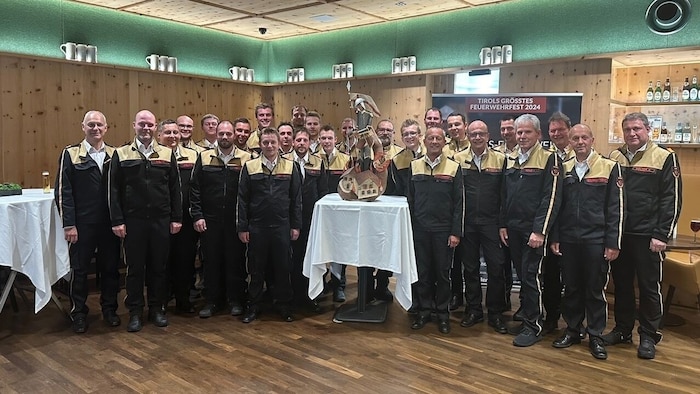Die wichtigsten Vertreter des Landes-Feuerwehrverbandes Tirol gaben sich bei der Auslosung die ...