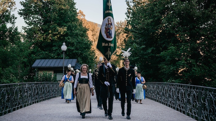 Die Salinenmusik mit Fahne, darauf die heilige Barbara.