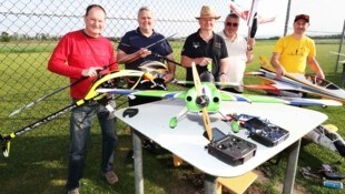 Fünf Mitglieder des Modellflugvereins bei den letzten Vorbereitungen