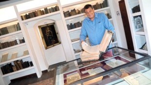„Lieblingsraum“: Siegfried Kogler in der Bibliothek im Schloss Möderndorf.