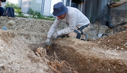 Monatelang waren Fachleute 2023 mit den Ausgrabungen beschäftigt. Fein säuberlich wurden die menschlichen Überreste geborgen. (Bild: Tschepp Markus)