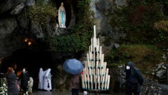 Lourdes dünyanın en çok ziyaret edilen hac yerlerinden biridir. 1858 yılında bir kız çocuğunun burada Meryem'e ait görüntüler gördüğü söylenmektedir (Bild: AP)