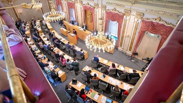 The state parliament chamber in the Linz Landhaus - the members of six parties currently have seats in the Upper Austrian state parliament. (Bild: Dostal Harald/© Harald Dostal / 2024)