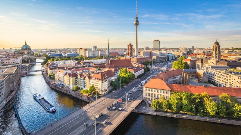 Win a flight for two including a stay and sightseeing program! (Bild: stock.adobe.com/JFL Photography)