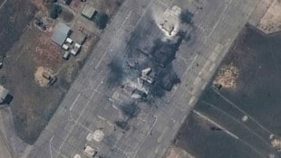 Dieses Satellitenbild zeigt einen zerstörten russischen MiG-31-Kampfjet auf dem attackierten Militärstützpunkt. (Bild: AP ( via APA) Austria Presse Agentur/Maxar Technologies)
