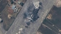 Dieses Satellitenbild zeigt einen zerstörten russischen MiG-31-Kampfjet auf dem attackierten Militärstützpunkt. (Bild: AP ( via APA) Austria Presse Agentur/Maxar Technologies)