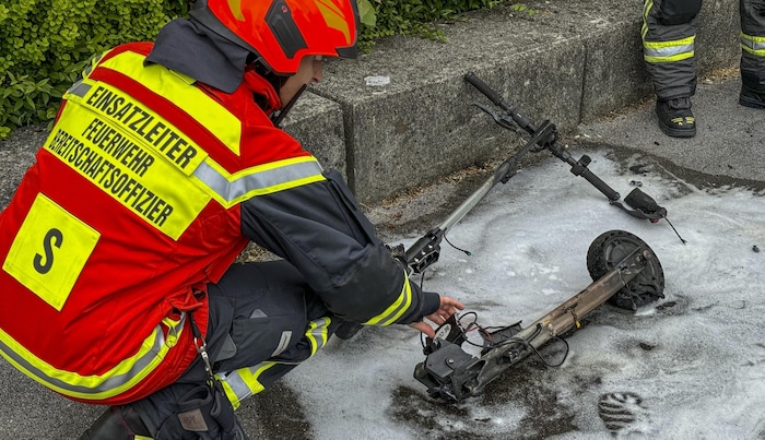 The fire department extinguished the burning scooter and cooled the device down. The scooter ...