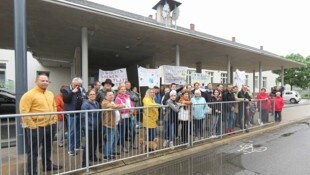 Es war bereits die zweite Protestaktion vor der Mittelschule Kagran. (Bild: Gerhard Bartel)