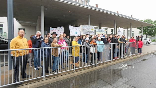 Es war bereits die zweite Protestaktion vor der Mittelschule Kagran. (Bild: Gerhard Bartel)