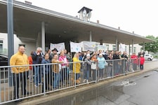 Es war bereits die zweite Protestaktion vor der Mittelschule Kagran. (Bild: Gerhard Bartel)