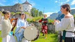 Die immer fröhlichen Minnetanten und Gaukler Frowin wissen perfekt zu unterhalten. (Bild: Hubert Berger)