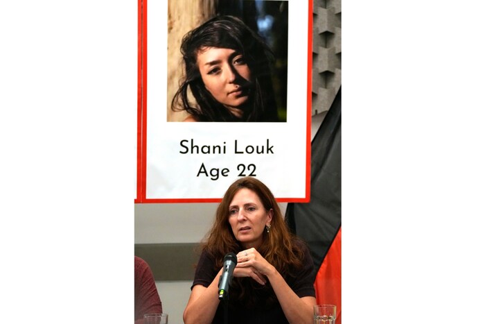 Ricarda Louk in front of a photo of her daughter Shani