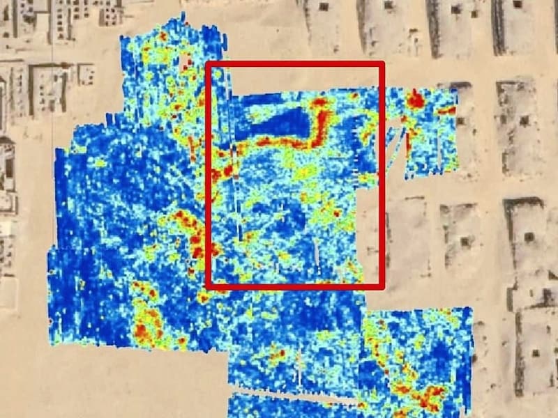 Using ground penetrating radar and other technology, researchers found a mysterious L-shaped structure near the pyramids. (Bild: Archaeological Prospection)