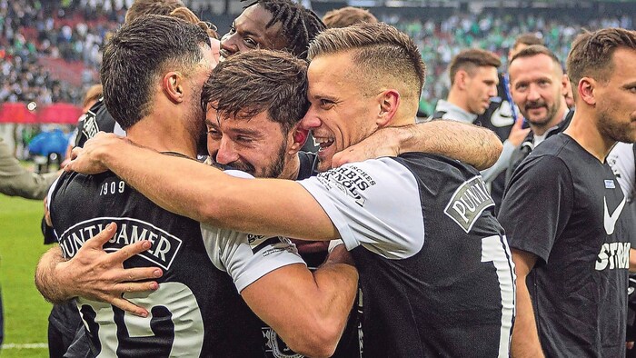 Otar Kiteishvili (Mitte) wurde zum Spieler der Saison gewählt.