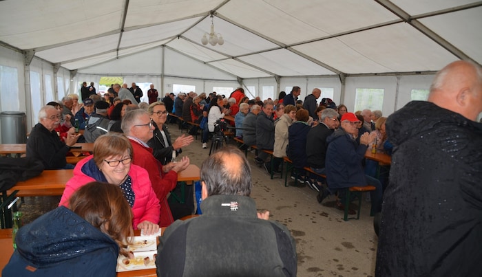 Das Zelt war voll, obwohl das Fest auf 25. Mai verschoben wurde. 