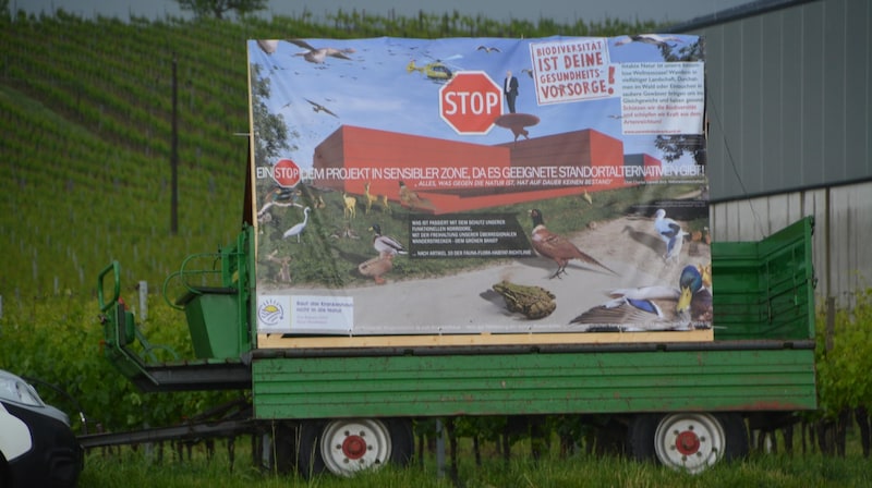 Das Picknick der Standortgegner fiel zwar ins Wasser, sie machten ihren Standpunkt allerdings mit einem Plakat gegenüber des Zeltes klar. (Bild: Charlotte Titz)