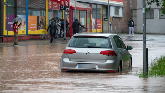 Continuous rain has caused rising water levels in rivers and numerous fire department interventions, especially in western and south-western Germany. (Bild: APA/dpa/Harald Tittel)